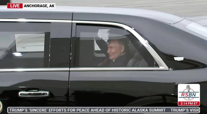 putin-sel-v-prezidentskii-kadillak-trampa-na-alyaske