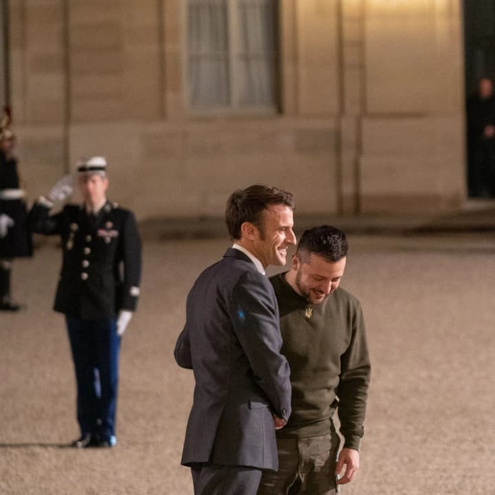 makron-i-zelenskii-peregovorili-pered-sammitom-trampa-i-putina-dogovorilis-o-vstreche-posle-alyaski