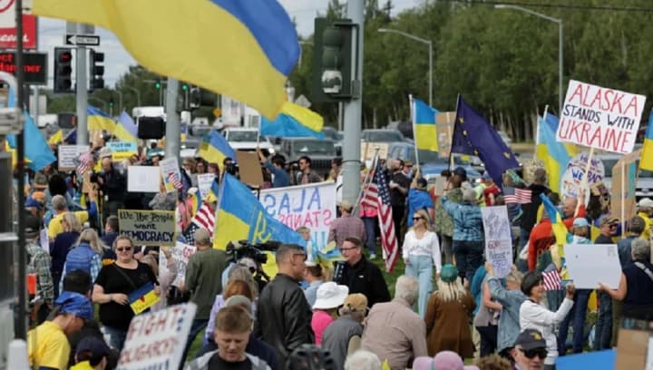 ukraine-supporters-rally-near-military-base-where-trump-putin-summit-is-taking-place