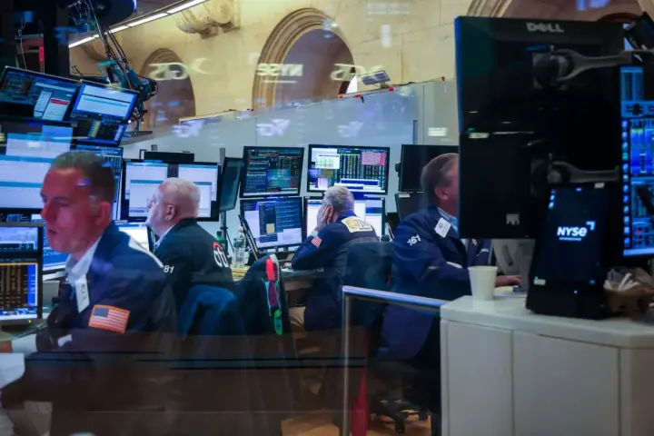 aktsii-na-uoll-strit-padayut-na-fone-peregovorov-trampa-i-putina