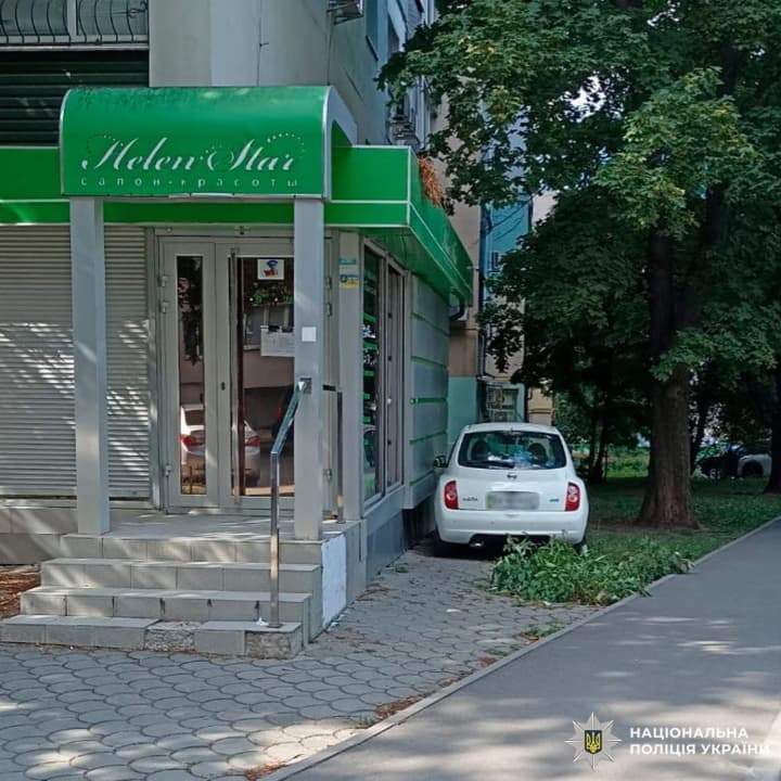 nissan-driver-in-kharkiv-hit-a-woman-with-an-infant-on-the-sidewalk