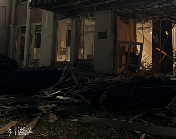 rosiiany-vdaryly-aviabomboiu-po-novoslobidskii-hromadi-na-sumshchyni-postrazhdala-zhinka