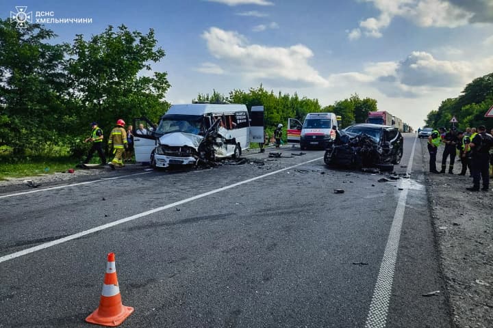 reisovyi-mikroavtobus-zitknuvsia-z-lehkovykom-na-khmelnychchyni-20-postrazhdalykh