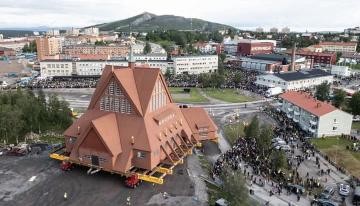 unikalnii-pereezd-zdanie-tserkvi-vesom-bolee-600-tonn-preodolevaet-kilometri-v-shvetsii