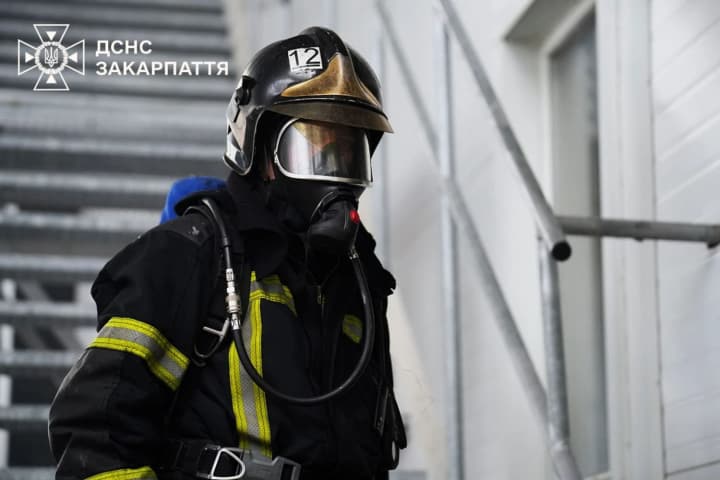 russian-missile-strike-on-mukachevo-large-scale-fire-at-enterprise-extinguished