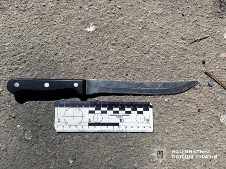drunk-man-with-a-knife-attacked-teenagers-in-kherson-he-was-detained