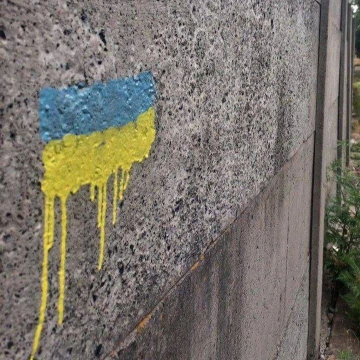 ukrainski-prapory-ziavylysia-v-okupovanykh-mistakh-chotyrokh-oblastei-i-krymu-zhovta-strichka