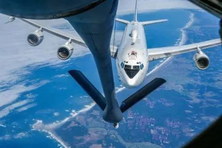 ssha-rozghornuly-komandnyi-litak-e-6b-poblyzu-hrenlandii-dlia-navchan-z-atomnymy-pidvodnymy-chovnamy-newsweek