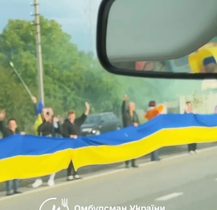 ukrainians-meet-liberated-heroes-along-roads-with-flags