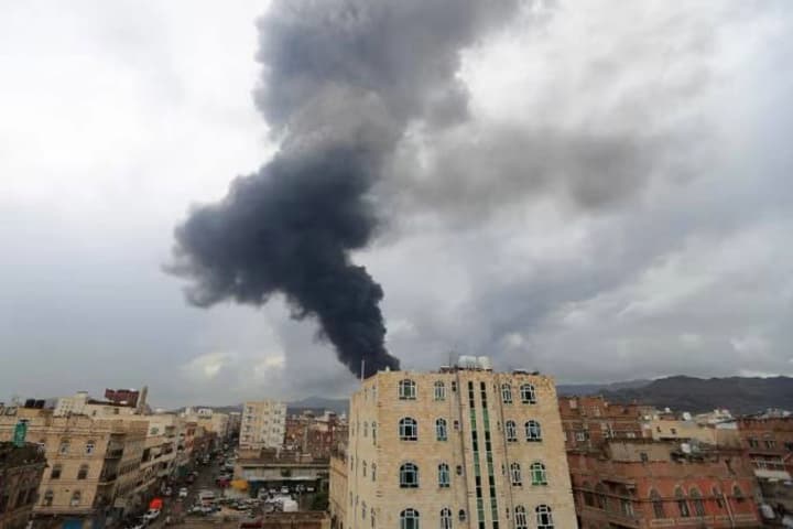 izrail-nanes-massirovannie-aviaudari-po-yemenu-posle-raketnoi-ataki-khusitov