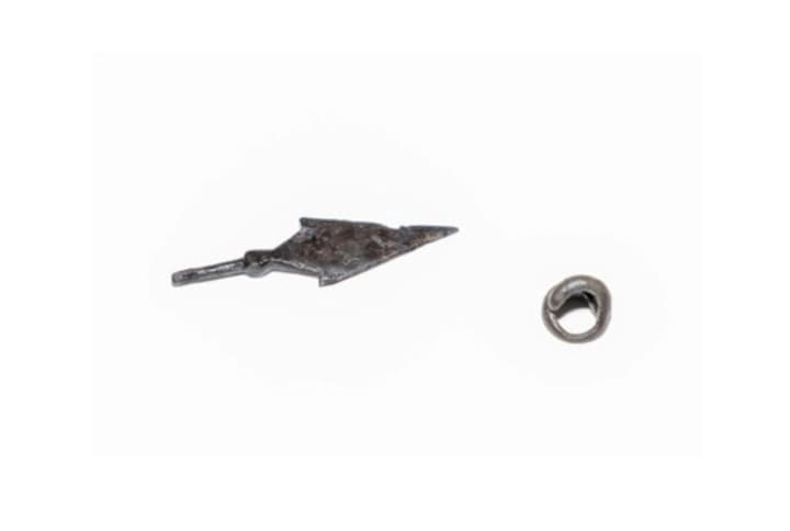 skroneva-pidviska-i-nakonechnyk-strily-do-ukrainy-povernuto-dva-tsinni-artefakty