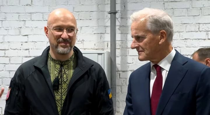 denis-shmigal-pokazal-premer-ministru-norvegii-proizvodstvo-ukrainskikh-dronov