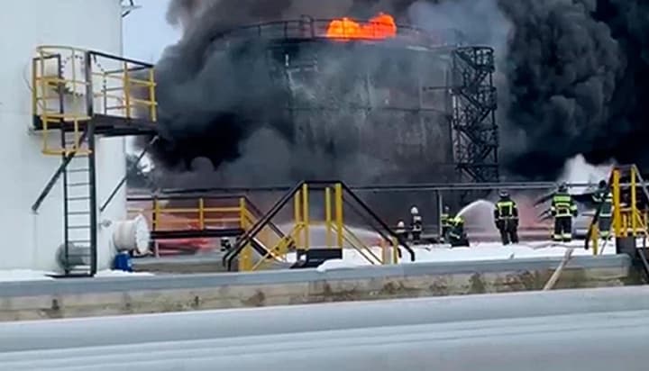 rosiiskyi-eksport-palyva-skorochuietsia-cherez-ataky-droniv-na-naftopererobni-zavody-reuters