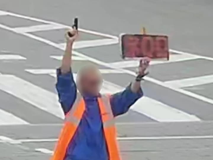 u-vinnytsi-cholovik-z-pistoletom-oholoshuvav-khvylynu-movchannia-zbroia-vyiavylasia-ihrashkovoiu-politsiia