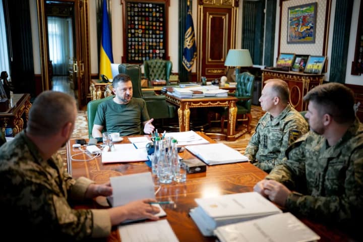 zelenskyy-held-a-meeting-with-the-military-discussed-the-situation-at-the-front-and-security-guarantees