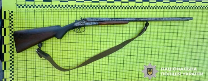 in-kyiv-oblast-a-man-found-a-shotgun-while-dismantling-an-old-house--4