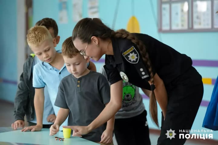 v-sluzhbe-obrazovatelnoi-bezopasnosti-v-shkolakh-7-iz-10-ofitserov-zhenshchini