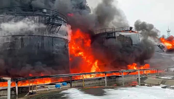 ukrainskie-droni-paralizovali-rabotu-npz-v-rossii-toplivnii-kollaps-ar