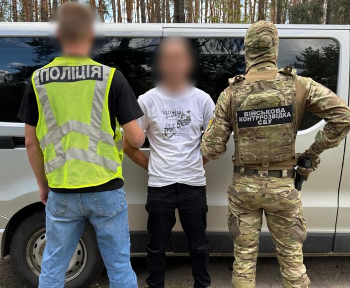 v-kharkovskoi-oblasti-muzhchina-pitalsya-prodat-avtomat-i-granati-za-25-tisyach-griven