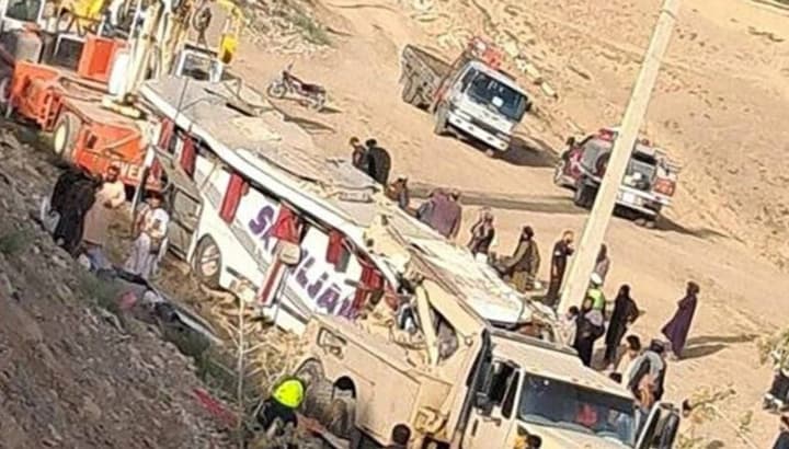 v-afganistane-avtobus-perevernulsya-so-skalistoi-nasipi-25-pogibshikh-27-ranenikh