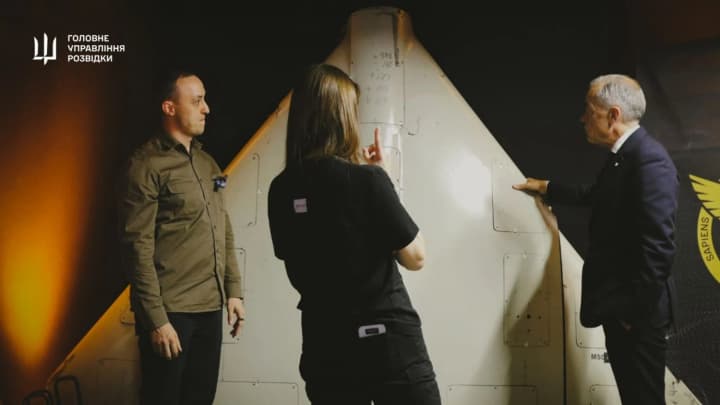 specialists-of-the-defence-intelligence-of-ukraine-showed-components-of-russian-weapons-to-the-prime-minister-of-canada