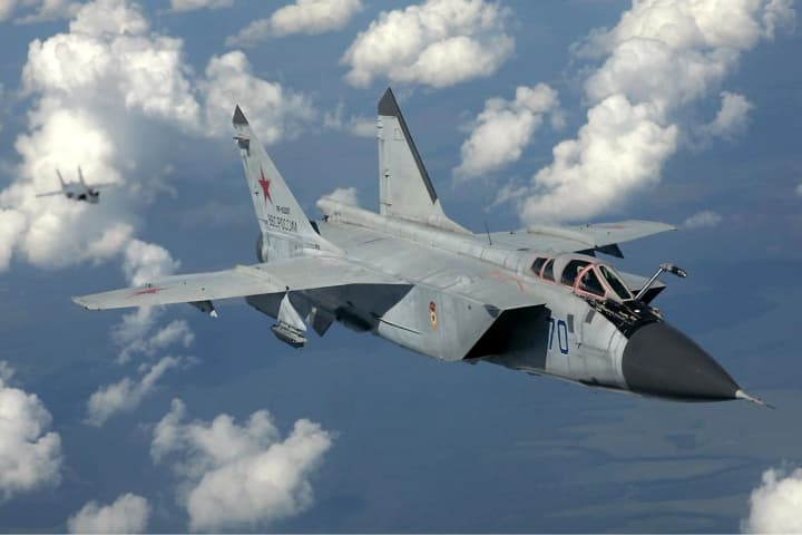 rossiya-podnyala-v-vozdukh-mig-31k-i-osushchestvila-puski-kinzhalov-vs