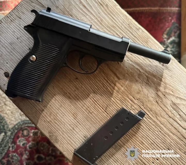 na-lvivshchyni-matir-povidomyla-shcho-u-yii-syna-vluchyly-zi-straikbolnoi-zbroi-politsiia-vyiavyla-shcho-vid-postrilu-susida-postrazhdala-zhinka