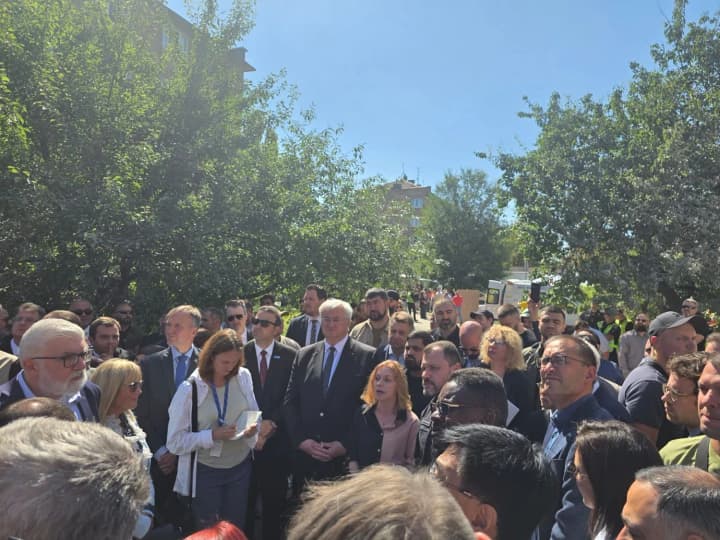 55-foreign-diplomats-visited-the-site-of-the-russian-strike-on-kyiv-where-adults-and-children-died