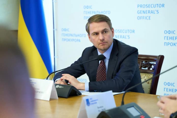 rozkradannia-koshtiv-na-ukryttiakh-ta-kharchuvanni-dlia-ditei-na-kyivshchyni-kravchenko-povidomyv-pro-shche-42-pidozry-posadovtsiam