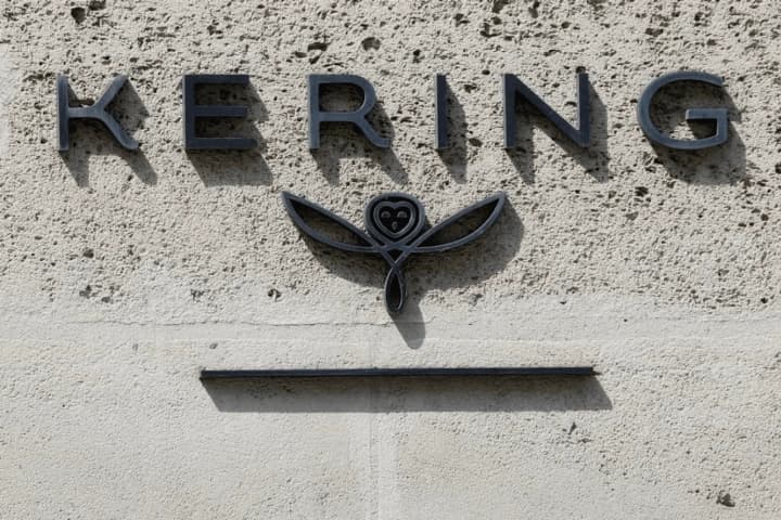 vidmova-kompanii-vlasnyka-gucci-vid-stavky-na-nerukhomist-mozhe-daty-vahomi-perevahy-konkurentam-reuters