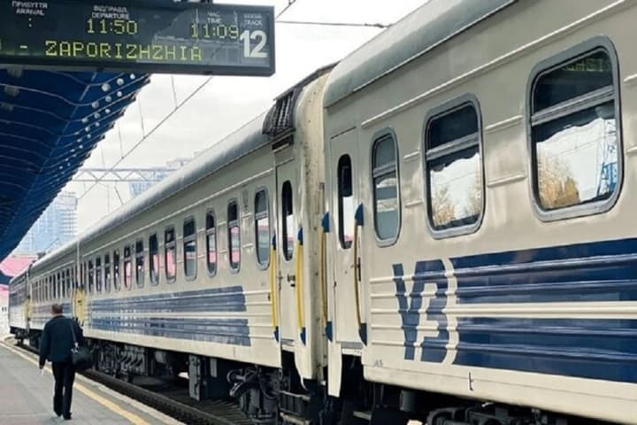 bilshist-poizdiv-povertaiutsia-do-hrafika-rukh-vidnovliat-29-serpnia-ukrzaliznytsia