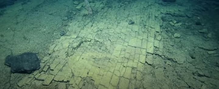 uchenie-obnaruzhili-visokhshee-drevnee-ozero-s-zheltoi-kirpichnoi-dorozhkoi-na-dne-okeana