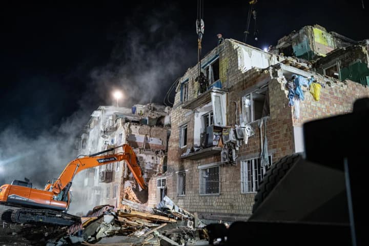 zelenskyi-otrymav-zvit-vid-holovy-mvs-u-kyievi-pislia-udaru-rf-zaversheno-riatuvalni-roboty-u-budynku-23-zahyblykh-dolia-8-nevidoma