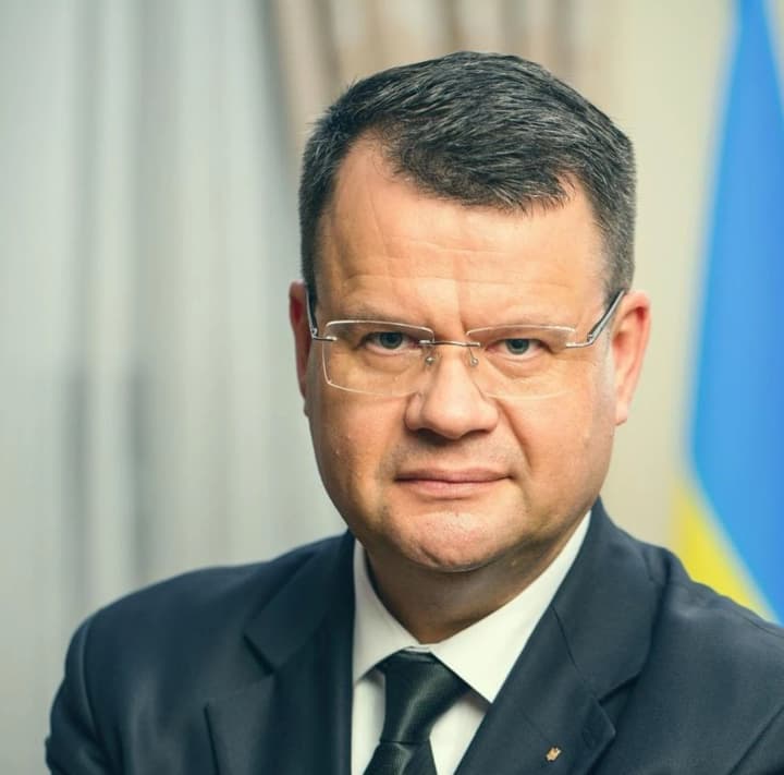 rozhevi-okuliary-demokratii