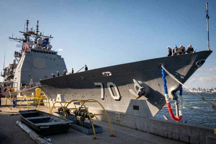 ssha-napravili-v-karibskii-bassein-raketnii-kreiser-posle-razvertivaniya-korablei-u-venesueli