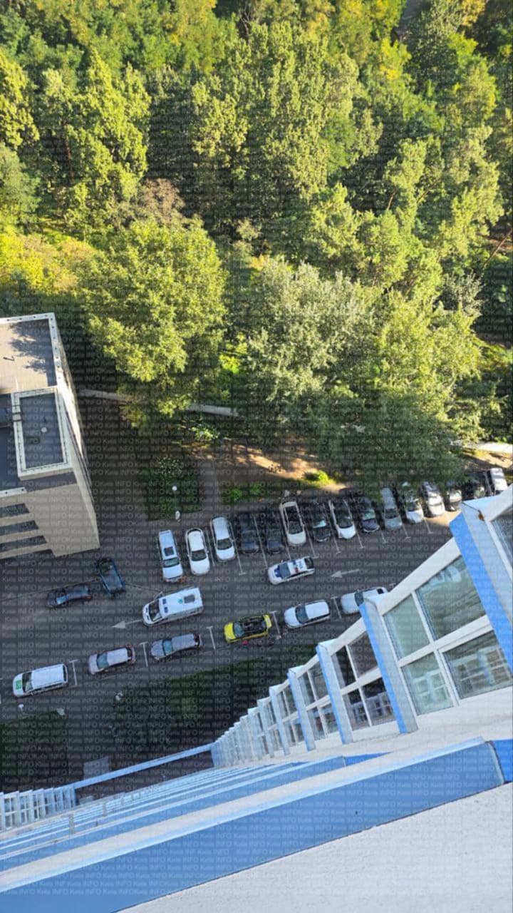 u-kyievi-cholovik-vyzhyv-pislia-padinnia-z-19-poverkhu-vin-pryzemlyvsia-na-pryparkovane-avto