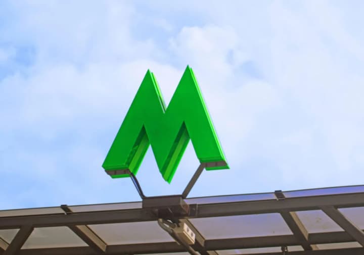 v-kievskom-metro-22-letnii-muzhchina-napal-na-pravookhranitelei