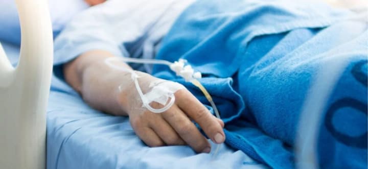 rosiiski-viiska-atakuvaly-sumshchynu-poraneno-starostu-sela