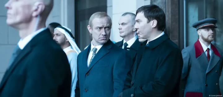 dzhud-lou-perevoplotilsya-v-putina-na-venetsianskom-kinofestivale-predstavili-film-volshebnik-kremlya-ap-news