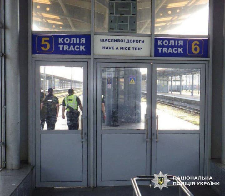 zaliz-na-dakh-elektropotiahu-zrobyty-selfi-u-kyievi-pomer-cholovik-yakoho-dnem-ranishe-vrazylo-strumom