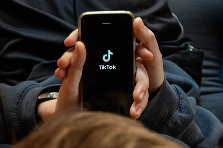 tiktok-will-allow-sending-voice-notes-photos-and-videos-in-direct-messages