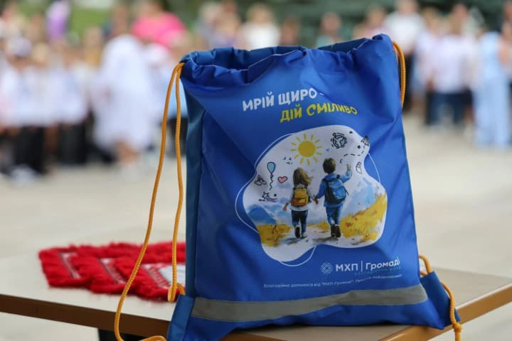 bolee-65-tisyach-pervoklassnikov-poluchili-podarki-ot-fonda-mkhp-gromade