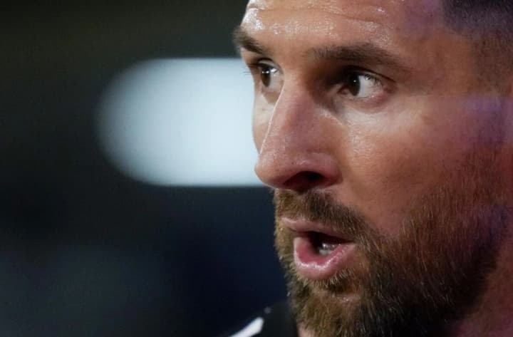 messi-poyavilsya-na-sborakh-sbornoi-argentini-s-eksklyuzivnoi-sumkoi-hermes-za-dollar65-tisyach