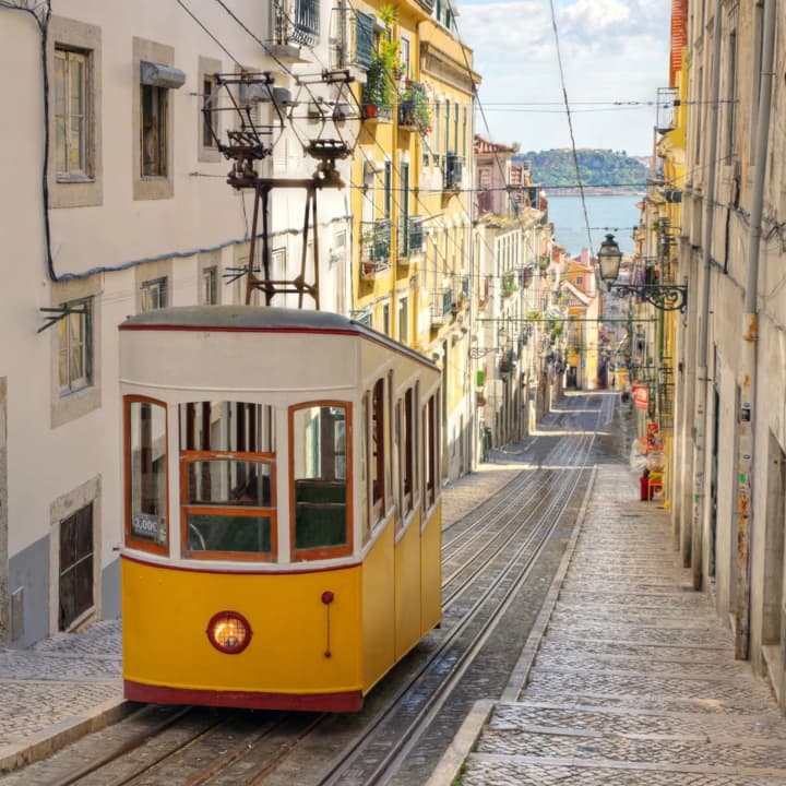 funikuler-soshel-s-relsov-v-tsentre-lissabona-chislo-zhertv-vozroslo-do-15