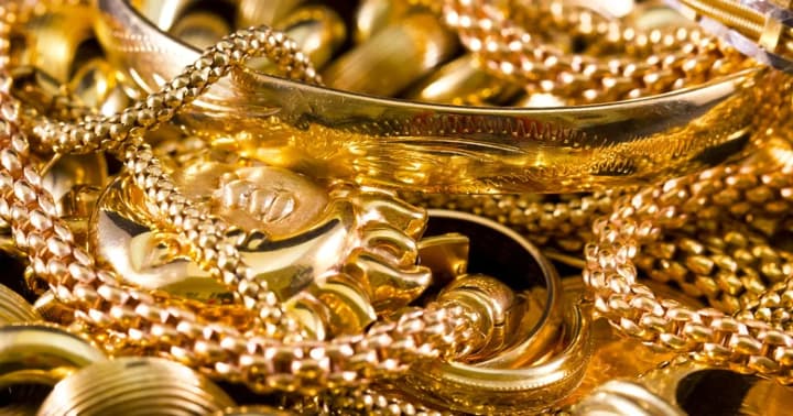 gold-retreated-from-record-highs-investors-take-profits-ahead-of-us-data-release