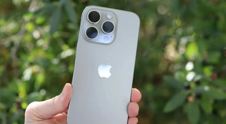 apple-prepares-to-overtake-samsung-and-regain-leadership-in-global-smartphone-production-bloomberg