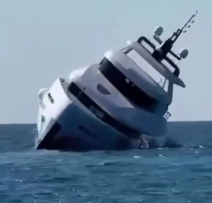 yakhta-za-mln-dolariv-zatonula-poblyzu-turechchyny-pid-chas-pershoho-reisu-pasazhyry-vystrybuvaly-u-vidkryte-more