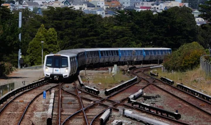 kompyuternii-sboi-paralizoval-dvizhenie-poezdov-v-san-frantsisko