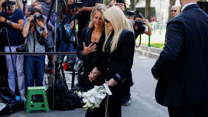 u-milani-proshchaiutsia-iz-dzhordzhio-armani-vshanuvaty-pamiat-modelierom-pryishla-donatella-versache