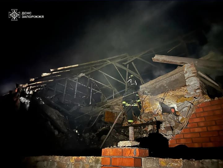 ataka-rf-na-zaporozhe-dvoe-postradali-yeshche-odnogo-cheloveka-izvlekli-iz-pod-zavalov